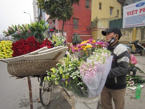 Ngày đầu năm, hoa cũng là mặt hàng được nhiều người mang đi bán. Người bán hoa cho biết: Lượng nhập hàng về thời điểm này cao hơn gấp 2, gấp 3 lần so với ngày thường vì nhu cầu mua hoa của người dân nhiều hơn.