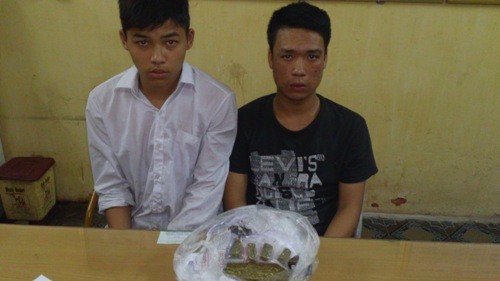 Hai đối tượng Nguyễn Việt Dũng (19 tuổi) và Nguyễn Thế Vũ (16 tuổi) tại cơ quan điều tra.