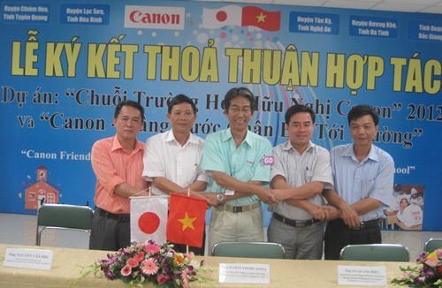 " Lễ ký kết "chuỗi trường học hữu nghị của Canon" và chương trình "nâng bước chân em đến trường"