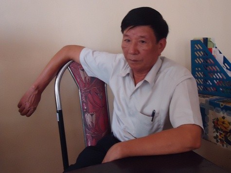 Ông Nguyễn Đức Vọng trao đổi với phóng viên