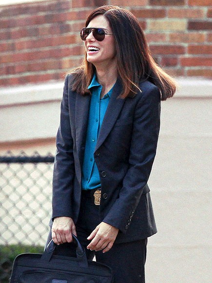 Sandra Bullock với thời trang công sở và nụ cười rạng rỡ trên trường quay bộ phim "The Heat" sắp ra mắt của cô.