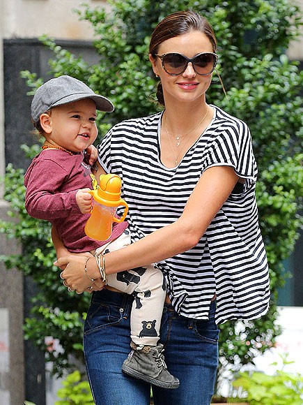Siêu mẫu Miranda Kerr xinh tươi dạo phố cùng cậu con trai dễ thương 18 tháng tuổi