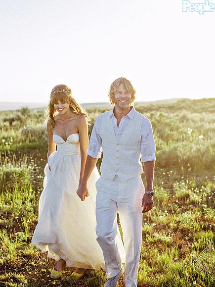 Nam diễn viên Eric Christian Olsen và cô dâu Sarah Wright đã có một đám cưới đơn giản và riêng tư trong khung cảnh thiên nhiên lãng mạn và thơ mộng ở núi Wyoming's Teton