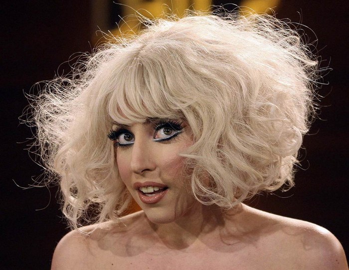 Lady Gaga nổi bật với mái tóc ngắn, xù màu bạch kim