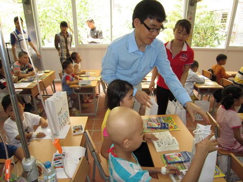 Ông Hoàng Công Trang, Phó Tổng giám đốc Tài chính Tập đoàn TH thay mặt Tập đoàn trao tặng sữa tới các em học sinh Lớp học Hy vọng