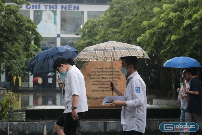 Đúng 16 giờ chiều nay, thí sinh sẽ kết thúc bài thi thứ hai - môn Toán, kỳ thi tốt nghiệp Trung học phổ thông 2022. Ảnh: Doãn Nhàn