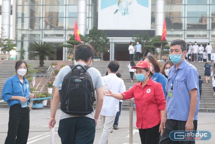 Lực lượng bảo vệ, tình nguyện viên, công an,... đã có mặt từ rất sớm để hỗ trợ các thí sinh. Ảnh: Doãn Nhàn