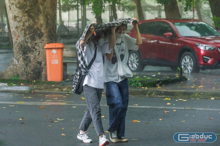 Cơn mưa tầm tã bất ngờ trút xuống Thủ đô khiến buổi làm thủ tục thi của các thí sinh tại điểm thi Trường Đại học Bách khoa Hà Nội gặp khó khăn hơn. Ảnh: NTCC