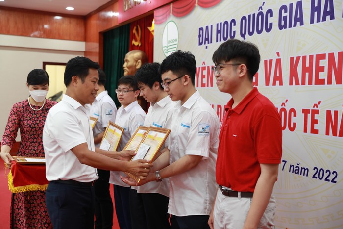 Giám đốc Đại học Quốc gia Hà Nội tặng bằng khen và phần thưởng cho các học sinh giành huy chương trong kỳ thi Olympic quốc tế năm 2022 (ảnh: VNU)