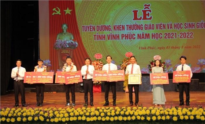 Hơn 5,5 tỷ đồng đã được trao cho giáo viên, học sinh có thành tích xuất sắc trong năm học 2021-2022 của tỉnh Vĩnh Phúc. Ảnh: Sở Giáo dục và Đào tạo tỉnh Vĩnh Phúc