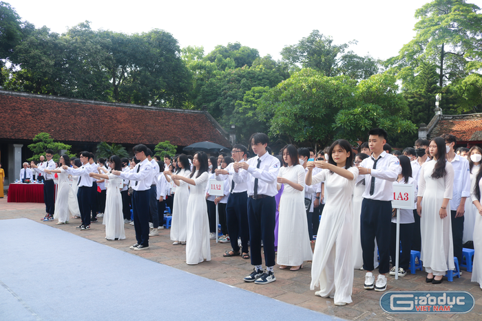 Học sinh cùng nhau dâng hương tưởng nhớ về người Anh hùng dân tộc Đinh Tiên Hoàng và thề nguyền thực hiện “lời thề khuyến học” thiêng liêng trước buổi lễ khai giảng. Ảnh: Doãn Nhàn