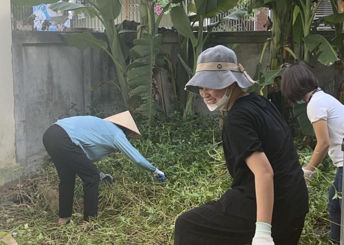 Thầy, cô giáo Trường Tiểu học Kim Ngọc, tỉnh Vĩnh Phúc dọn dẹp vệ sinh trường lớp để chuẩn bị cho năm học mới 2022 - 2023. Ảnh: Website nhà trường