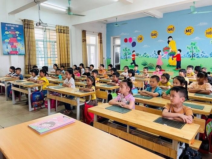 Học sinh lớp 1 Trường Tiểu học Kim Ngọc, tỉnh Vĩnh Phúc trong ngày đầu tiên tựu trường. Ảnh: Website nhà trường