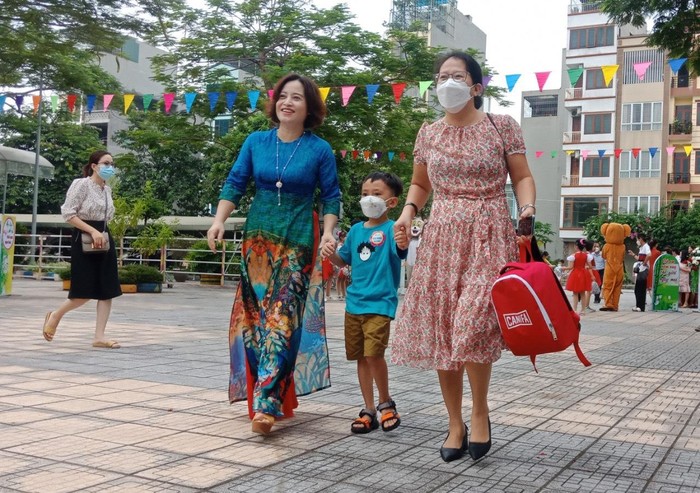 Học sinh lớp 1 Trường Tiểu học An Hưng vào ngày tựu trường đã được các cô giáo đón ngay từ cổng trường. Ảnh: Website nhà trường