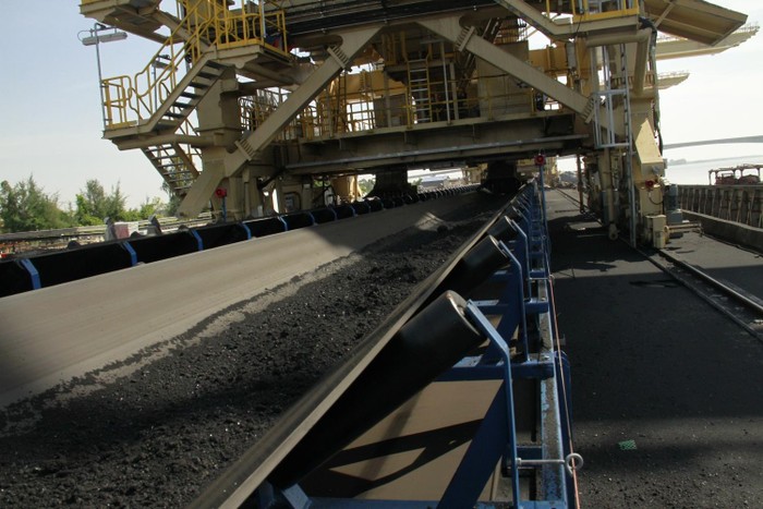 Hệ thống nhập than từ cầu cảng của nhà máy đang khẩn trương vận hành đồng bộ.