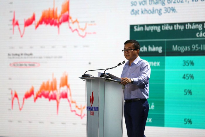 Phó Tổng Giám đốc Công ty cổ phần Lọc hóa dầu Bình Sơn Nguyễn Việt Thắng trình bày báo cáo tại Hội nghị. Ảnh: BSR