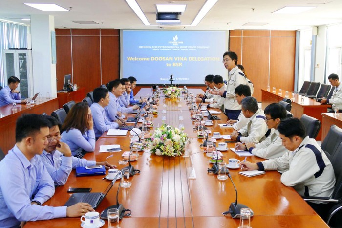 Đoàn công tác của Doosan Vina do Tổng Giám đốc Kim Hyo Tae dẫn đầu đã đến thăm và làm việc tại Công ty cổ phần Lọc hóa dầu Bình Sơn. Ảnh: BSR