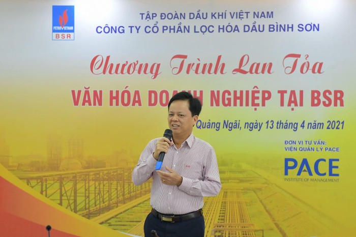 Chủ tịch Hội đồng quản trị Công ty cổ phần Lọc hóa dầu Bình Sơn phát biểu tại chương trình triển khai đề án văn hóa doanh nghiệp Công ty cổ phần Lọc hóa dầu Bình Sơn. Ảnh: BSR