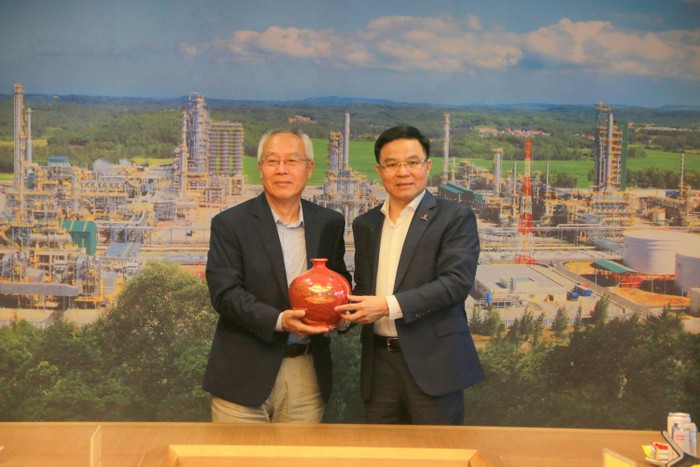 Tổng Giám đốc Petrovietnam Lê Mạnh Hùng trao quà lưu niệm đến ông Changjie Gou, Giám đốc Chương trình Industrial Liaison Program (ILP). Ảnh: PVN