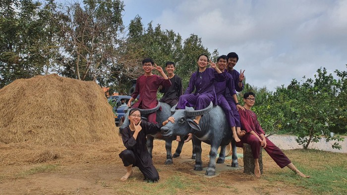 Học sinh khối 12 trường trung học phổ thông chuyên Long An tham gia trải nghiệm tại Nông trại Sân chim Vàm Hồ - Ba Tri Bến Tre. Ảnh: Đoàn trường trung học phổ thông chuyên Long An