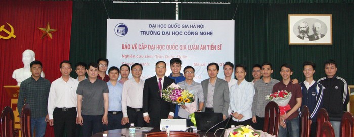 Giáo sư Nguyễn Đình Đức cùng học trò xuất sắc của mình - Trần Hồng Quân trong lễ bảo vệ luận án tiến sĩ. Ảnh: NVCC