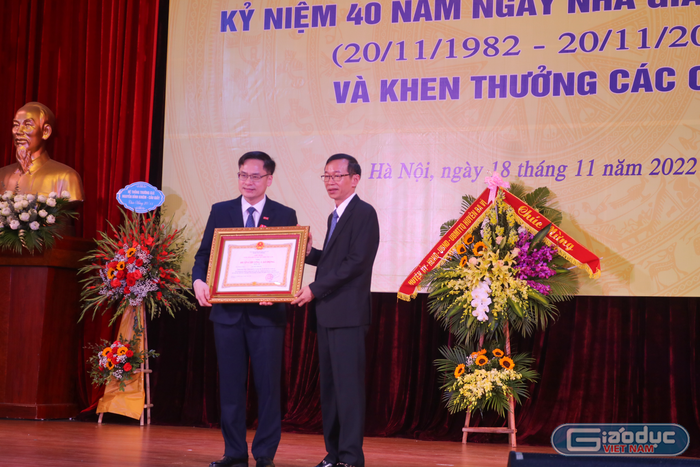 Giáo sư Nguyễn Văn Minh trao huân chương Lao động hạng Ba cho Phó giáo sư - Tiến sĩ Lục Huy Hoàng, Giảng viên cao cấp khoa Vật lý, trường Đại học Sư phạm Hà Nội. Ảnh: Doãn Nhàn