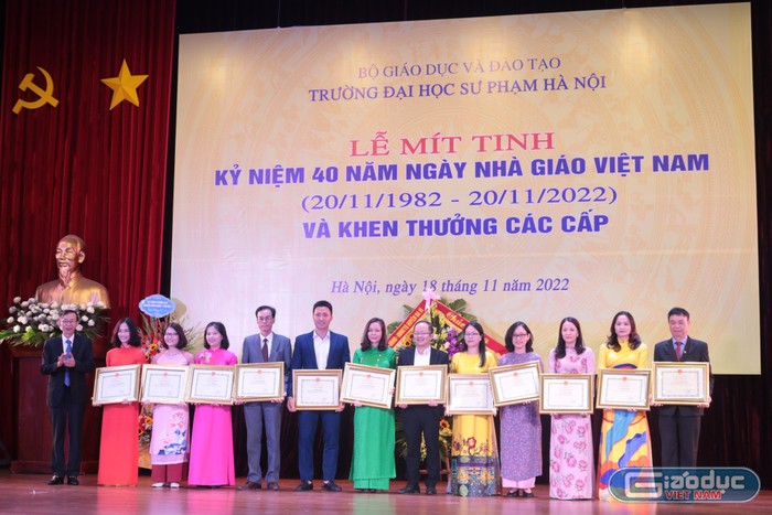 Giáo sư Nguyễn Văn Minh trao tặng bằng khen cho các giảng viên tiêu biểu. Ảnh: Doãn Nhàn