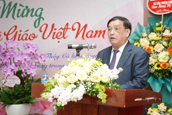 Nhà giáo nhân dân - Phó giáo sư, Tiến sĩ Tô Ngọc Hưng - Hiệu trưởng trường Đại học Hòa Bình phát biểu tại buổi lễ kỷ niệm. Ảnh: Việt Anh