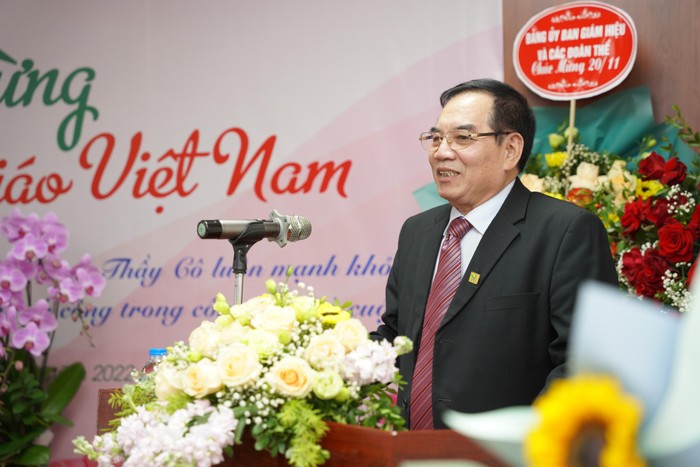 Tiến sĩ Nguyễn Văn Ngữ - Chủ tịch Hội đồng trường chúc mừng các thầy cô giáo nhà trường trong ngày lễ kỷ niệm Ngày nhà giáo Việt Nam 20/11. Ảnh: Việt Anh