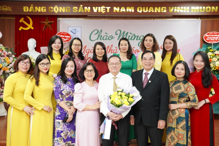 Các thầy cô giáo chụp ảnh kỷ niệm cùng Giáo sư Đặng Ứng Vận. Ảnh: Việt Anh