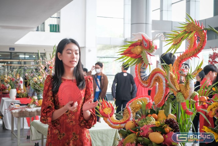 Các đội thi thuyết trình ý tưởng trước ban giám khảo về sản phẩm mâm ngũ quả và cắm hoa của mình.