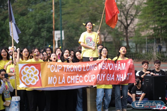 Học sinh các lớp hào hứng tham gia ngày hội thể thao.