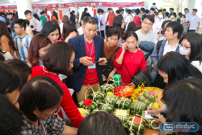 Ban giám khảo đang chấm phần thi gói bánh chưng của các đội thi.