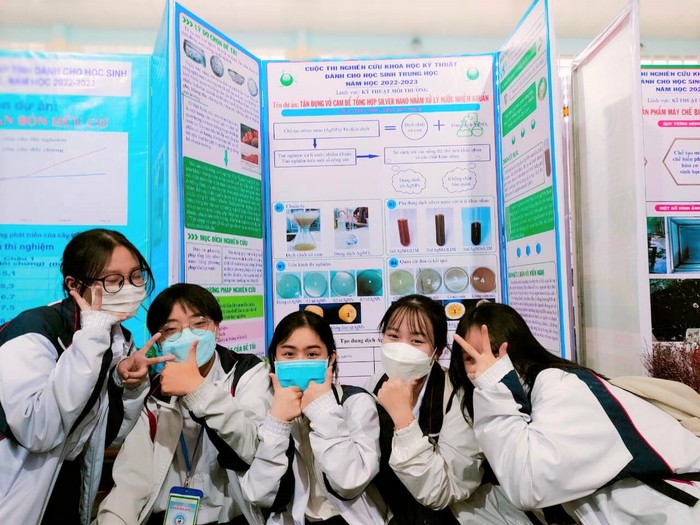 Học sinh Kon Tum chụp ảnh kỉ niệm tham gia cuộc thi khoa học kĩ thuật dành cho học sinh năm học 2022-2023. Ảnh: Đoàn trường trung học phổ thông Kon Tum