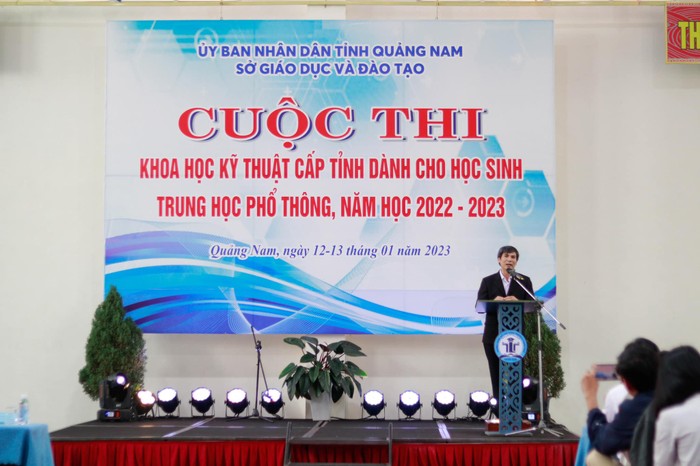 Ông Nguyễn Hoàng Nam, Phó giám đốc Sở Giáo dục và Đào tạo tỉnh Quảng Nam phát biểu khai mạc cuộc thi khoa học kỹ thuật dành cho học sinh trung học phổ thông tỉnh Quảng Nam năm học 2022-2023. Ảnh: Trường trung học phổ thông chuyên Lê Thánh Tông