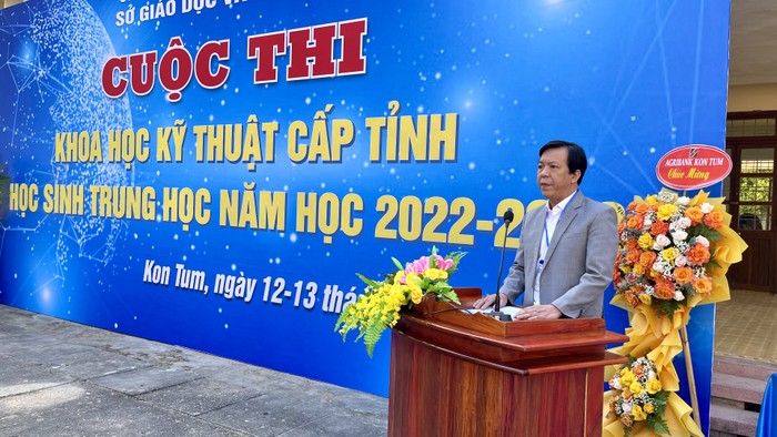 Tiến sĩ Đoàn Thành Nhân- Phó Giám đốc Sở Giáo dục và Đào tạo Kon Tum, Trưởng Ban tổ chức phát biểu khai mạc cuộc thi khoa học kỹ thuật dành cho học sinh trung học phổ thông tỉnh Kon Tum năm học 2022-2023. Ảnh: Đắc Vinh