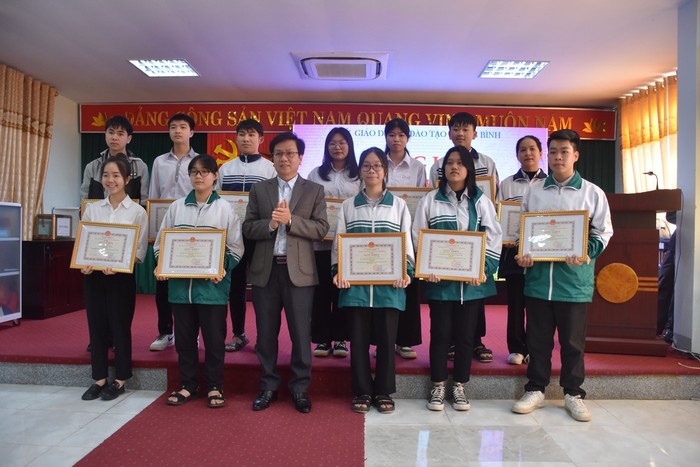 Ban tổ chức trao thưởng cho các học sinh đoạt giải nhì. Ảnh: Sở Giáo dục và Đào tạo Quảng Bình
