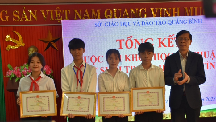 Ông Hồ Giang Long, Phó Giám đốc Sở Giáo dục và Đào tạo Quảng Bình trao giải cho các dự án đạt giải Nhất. Ảnh: Sở Giáo dục và Đào tạo Quảng Bình