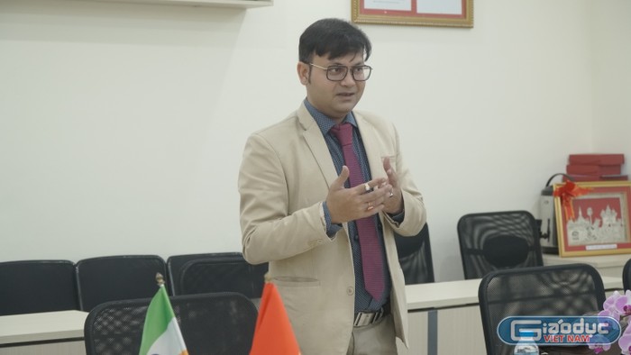 Giáo sư, Tiến sĩ Mrinmoy Basak phụ trách Hợp tác quốc tế của Đại học Assam Down Town, Ấn Độ. Ảnh: Nguyễn Long