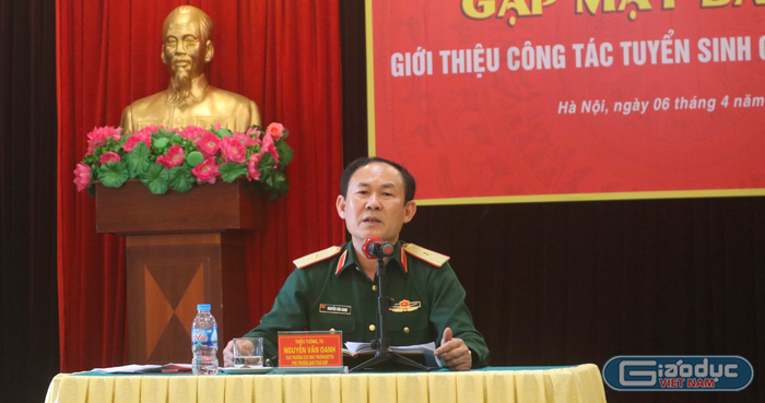 Thiếu tướng, Tiến sĩ Nguyễn Văn Oanh - Cục trưởng Cục Nhà trường, Phó Trưởng Ban Tuyển sinh quân sự Bộ Quốc phòng tại buổi gặp mặt với báo chí (chiều ngày 6/4). Ảnh: DN