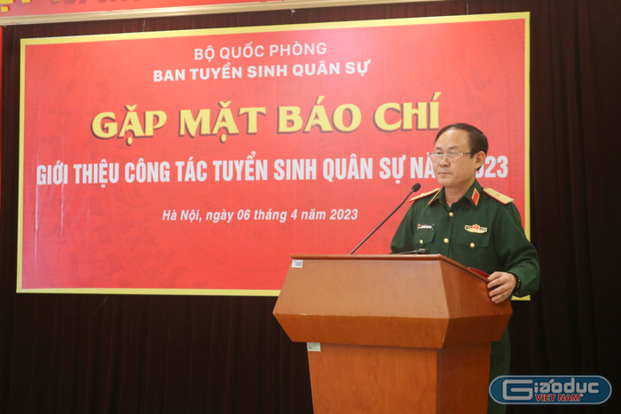 Thiếu tướng, Tiến sĩ Nguyễn Văn Oanh - Cục trưởng Cục Nhà trường, Phó Trưởng ban Tuyển sinh quân sự Bộ Quốc phòng chủ trì buổi gặp mặt. Ảnh: DN