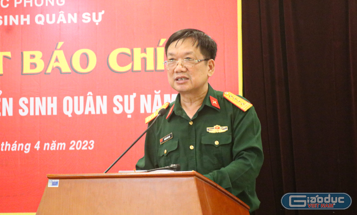 Đại tá, Tiến sĩ Nguyễn Văn Thái - Trưởng ban Thư ký Ban Tuyển sinh quân sự Bộ Quốc phòng báo kết quả công tác tuyển sinh quân sự năm 2022 và thông tin về phương hướng, nhiệm vụ năm 2023. Ảnh: DN