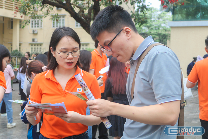 Học phí luôn là một trong những yếu tố quan trọng được học sinh, phụ huynh quan tâm khi cân nhắc lựa chọn trường đại học. Ảnh minh họa: DN