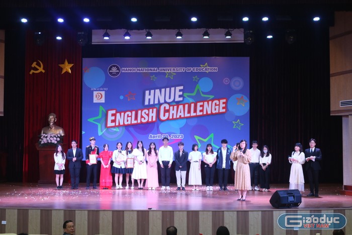 Vòng chung kết cuộc thi HNUE English Challenge 2023 &quot;bùng nổ&quot; với những màn rượt đuổi điểm số gay cấn của các đội thi.