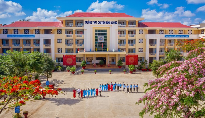 Được biết, đây là năm cuối cùng Trường Trung học phổ thông chuyên Hùng Vương tuyển sinh lớp 10 hệ không chuyên (thực hiện theo Thông tư 05/2023/TT-BGDĐT ngày 28-3-2023 của Bộ Giáo dục và Đào tạo về Quy chế tổ chức và hoạt động của trường trung học phổ thông chuyên)