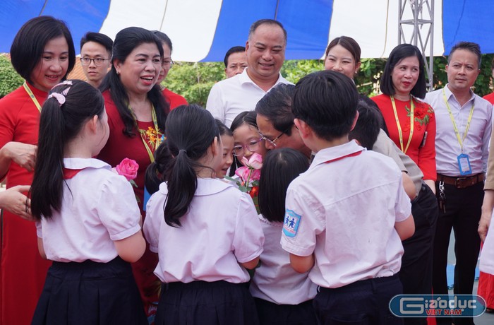 Thủ tướng trò chuyện với các học sinh Trường phổ thông dân lập Hermann Gmeiner. Ảnh: Phạm Minh