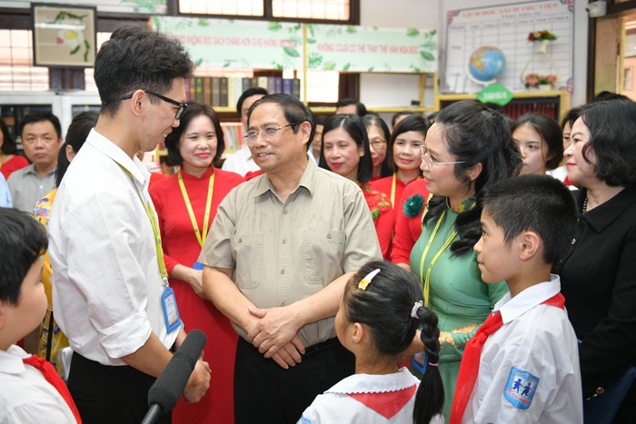 Thủ tướng nói chuyện cùng thầy cô giáo, học sinh Trường phổ thông dân lập Hermann Gmeiner. Ảnh: Bộ GD&amp;ĐT