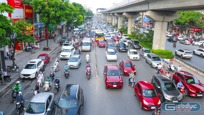 Mặc dù là buổi sáng ngày cuối tuần, tuy nhiên đoạn đường Nguyễn Trãi (Thanh Xuân, Hà Nội) đi qua 2 Trường Đại học Khoa học Tự nhiên và Trường Đại học Khoa học Xã hội và Nhân văn vẫn gặp phải tình trạng ùn ứ giao thông do lượng thí sinh đổ về đông