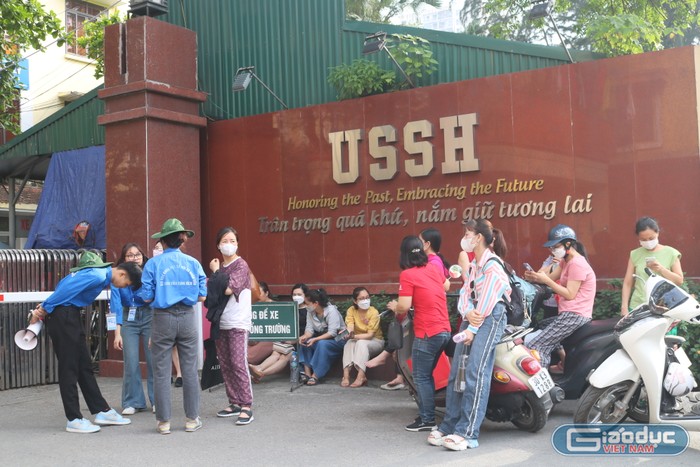 Dù các thí sinh đã vào phòng thi làm thủ tục từ lâu, tuy nhiên vẫn còn nhiều bậc phụ huynh đứng nán lại tại cổng trưởng - điểm thi Trường Đại học Khoa học Xã hội và Nhân văn