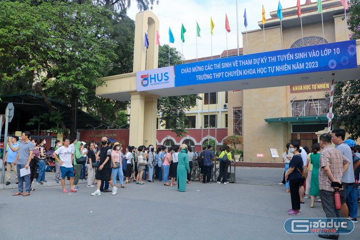 Dù các con đã vào phòng thi, nhưng phụ huynh vẫn tập trung kín hai bên cánh cổng